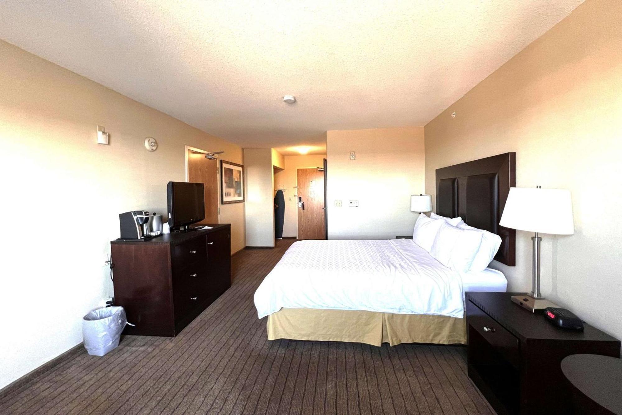 Ramada By Wyndham Prince Albert Extérieur photo