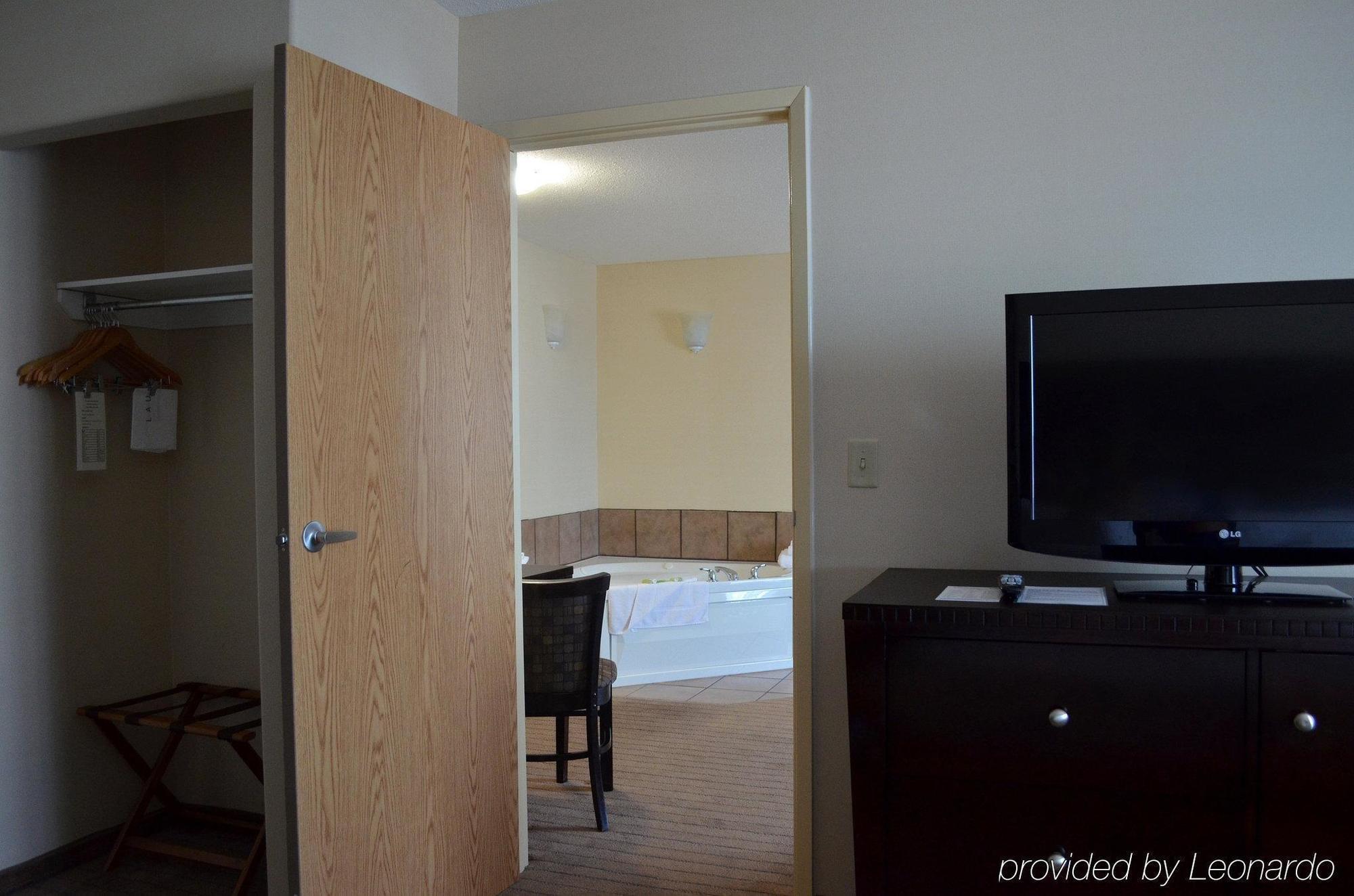 Ramada By Wyndham Prince Albert Extérieur photo