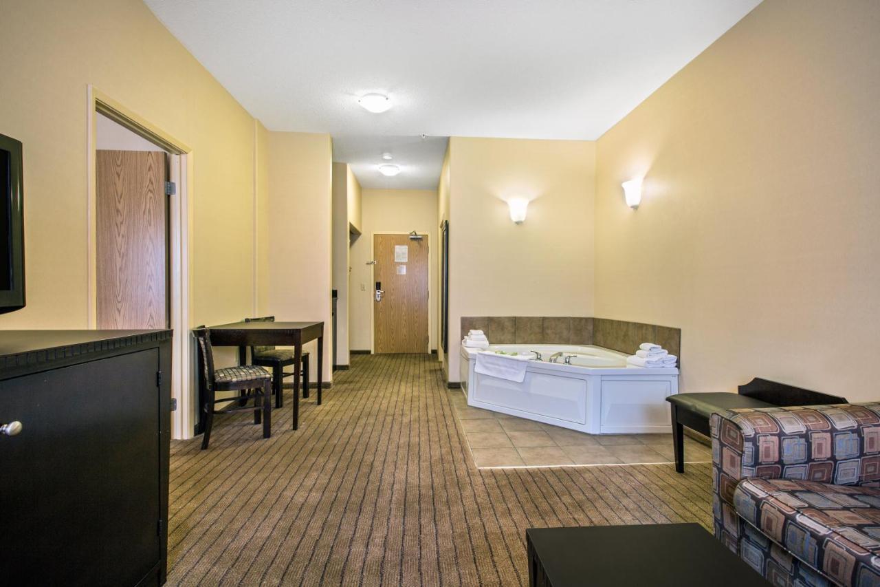 Ramada By Wyndham Prince Albert Extérieur photo