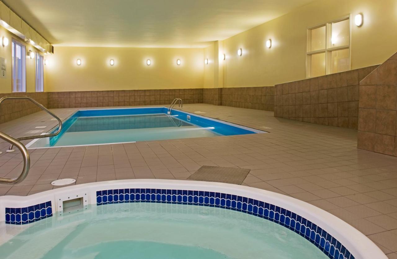 Ramada By Wyndham Prince Albert Extérieur photo